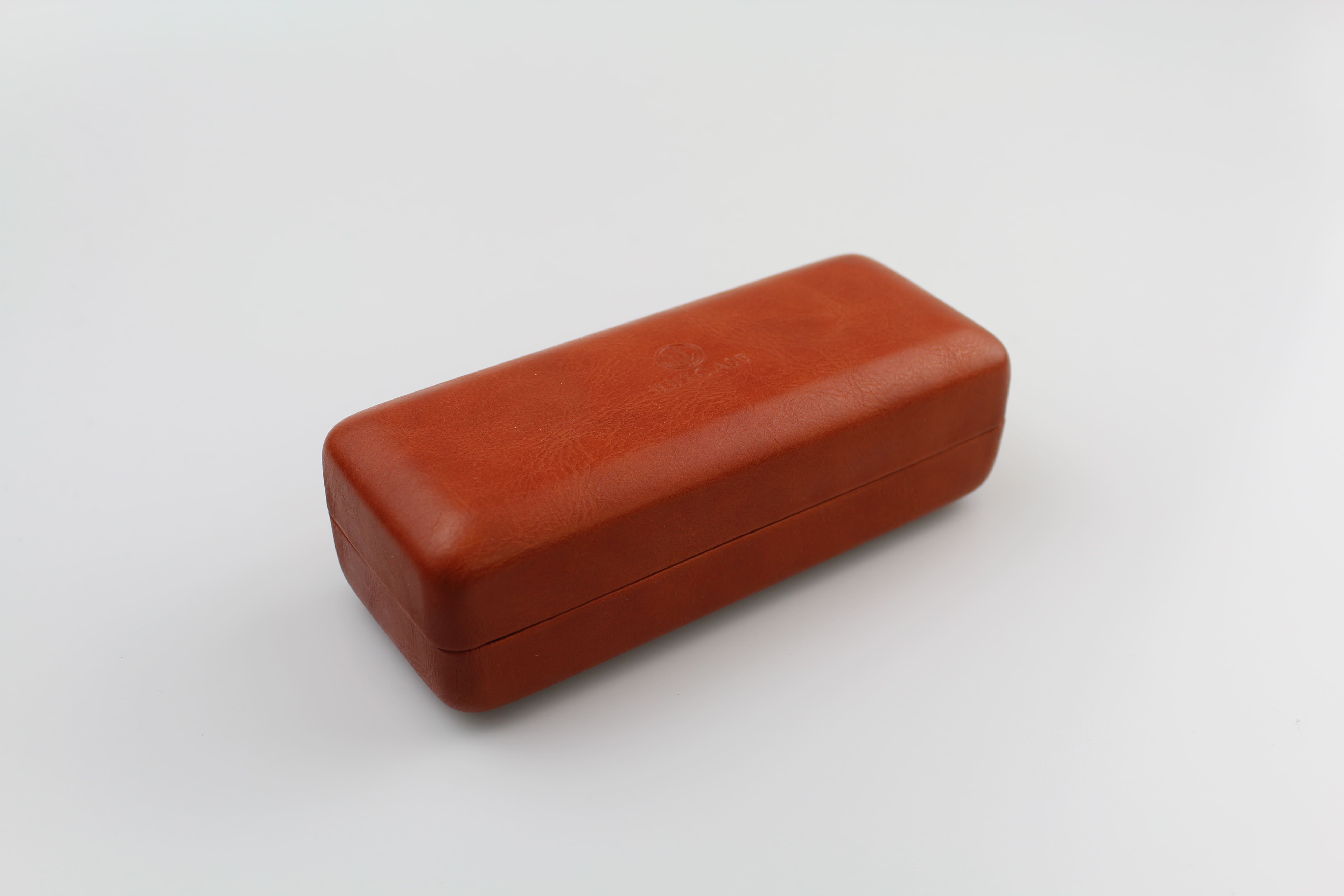 Étui à lunettes rigide en métal de forme rectangulaire et bombée- fermoir à charnière