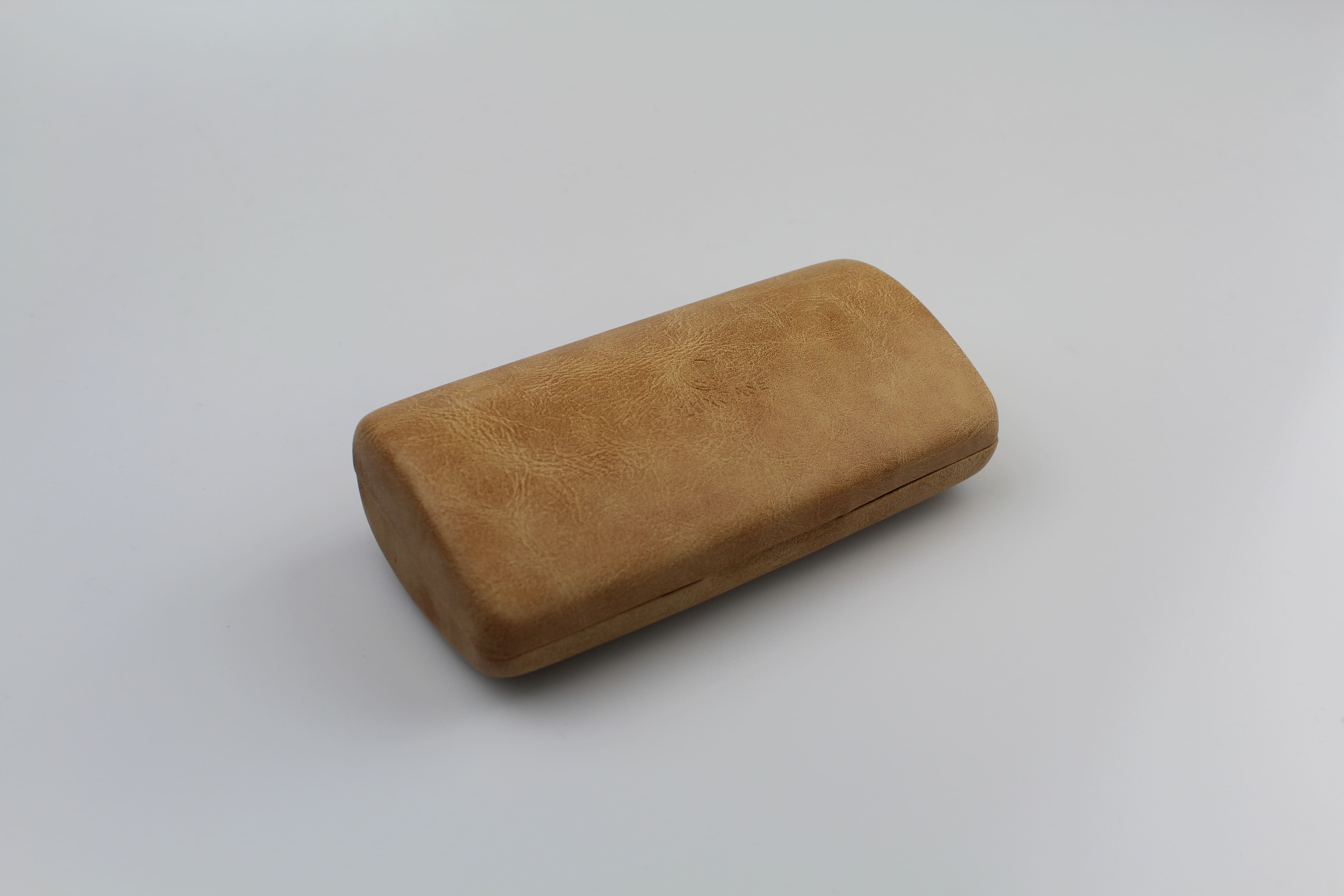 Étui à lunettes rigide en métal de forme rectangulaire et bombée- fermoir à charnière