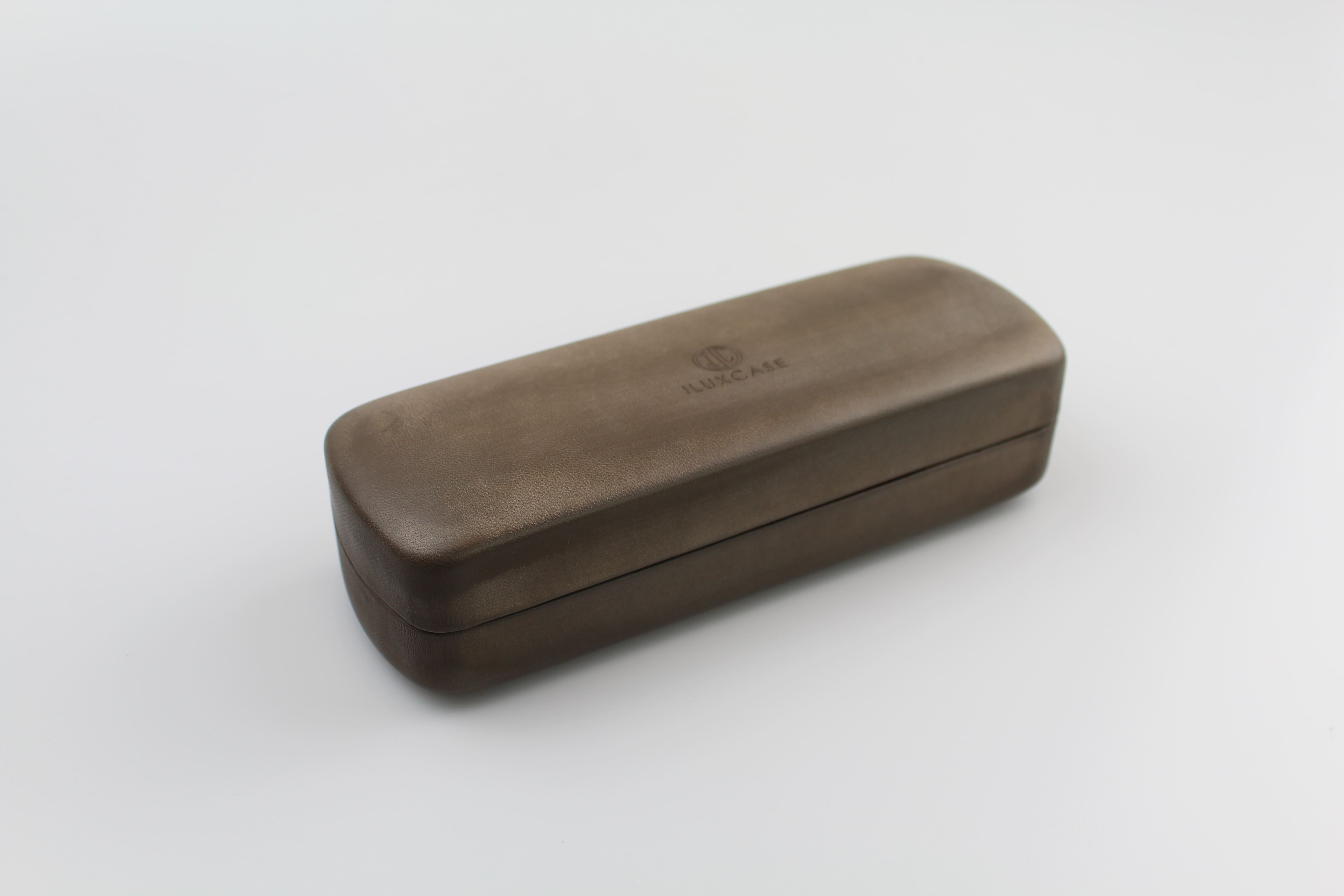 Étui à lunettes rigide en métal de forme rectangulaire et bombée- fermoir à charnière