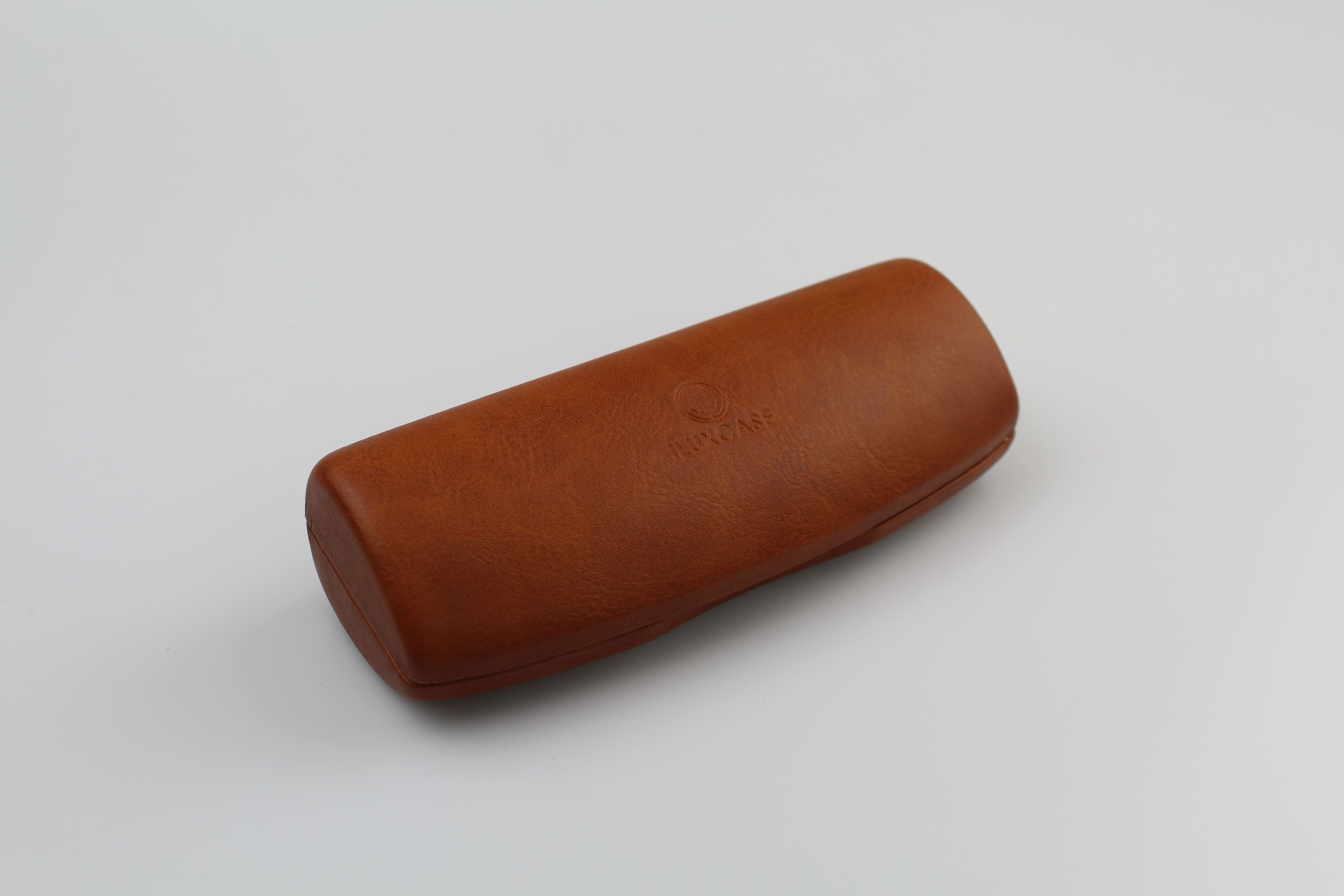 Étui à lunettes rigide en métal de forme rectangulaire et peu bombée- fermoir à charnière