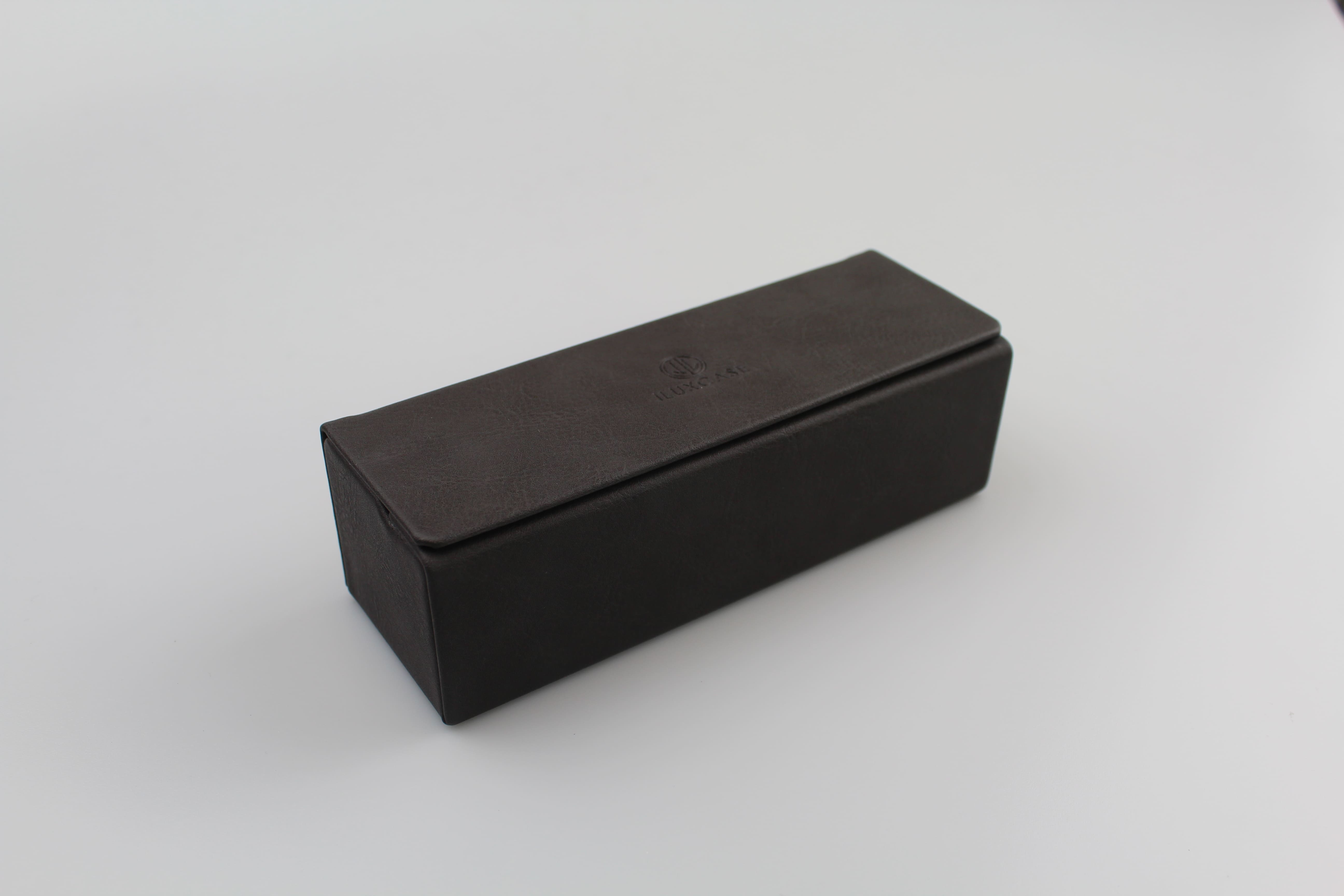 Étui à lunettes rigide rectangulaire en cuir ou similicuir lisse gris à rabat pliable - fermoir à aimant