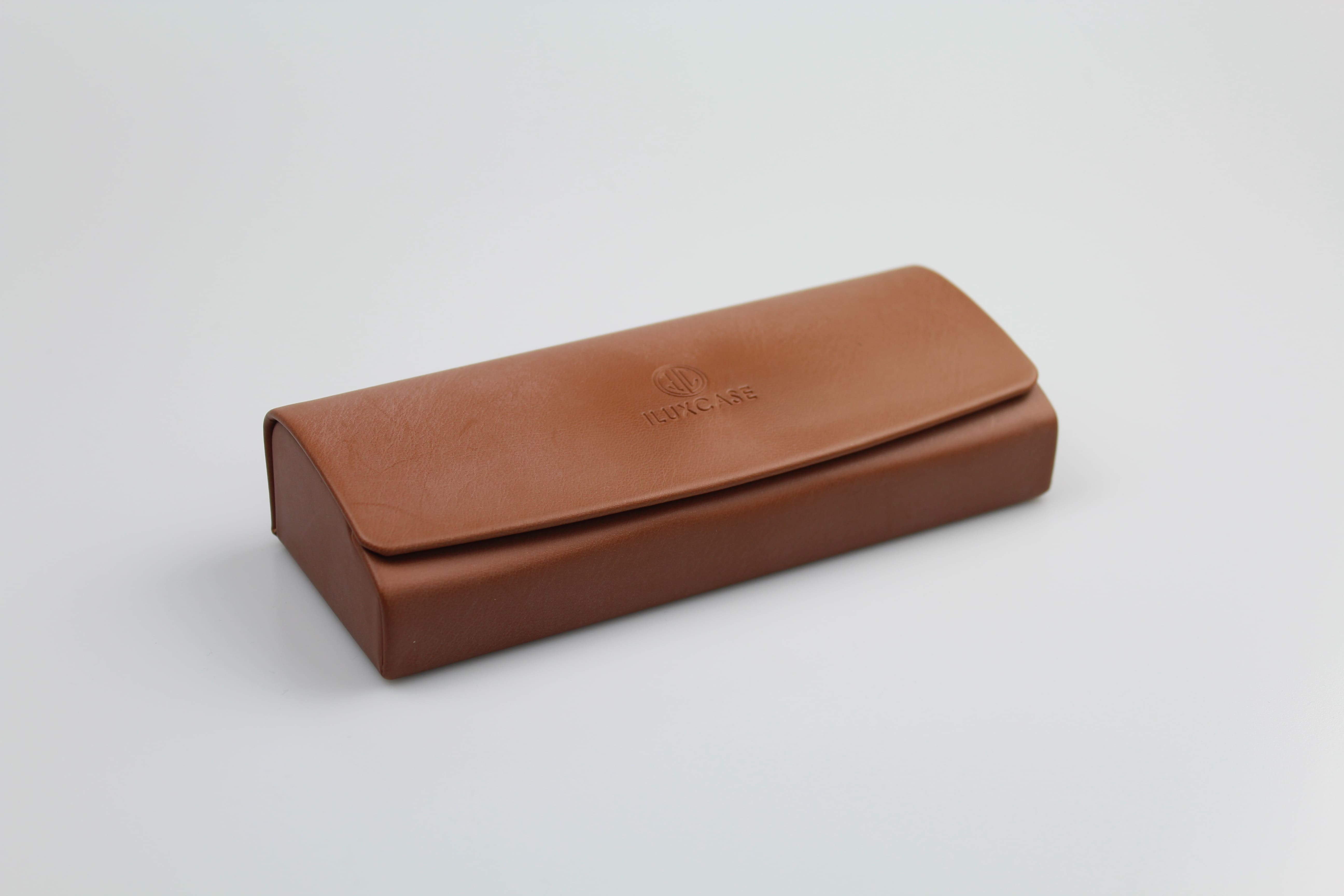 Étui à lunettes rigide en cuir ou en similicuir camel à rabat incurvé arrondi - fermoir à aimant