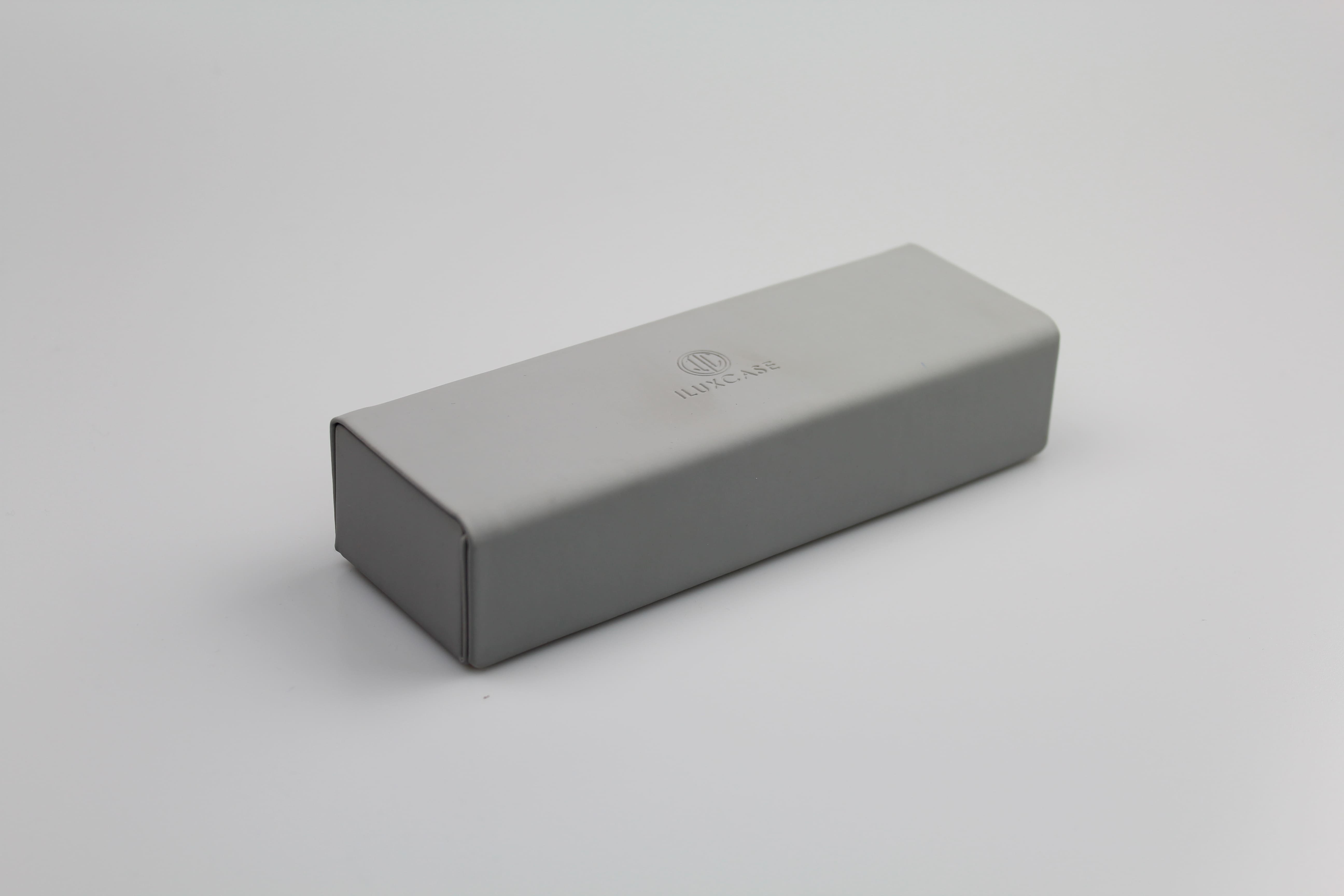 Étui à lunettes rigide rectangulaire en cuir ou similicuir lisse gris à rabat pliable - fermoir à aimant