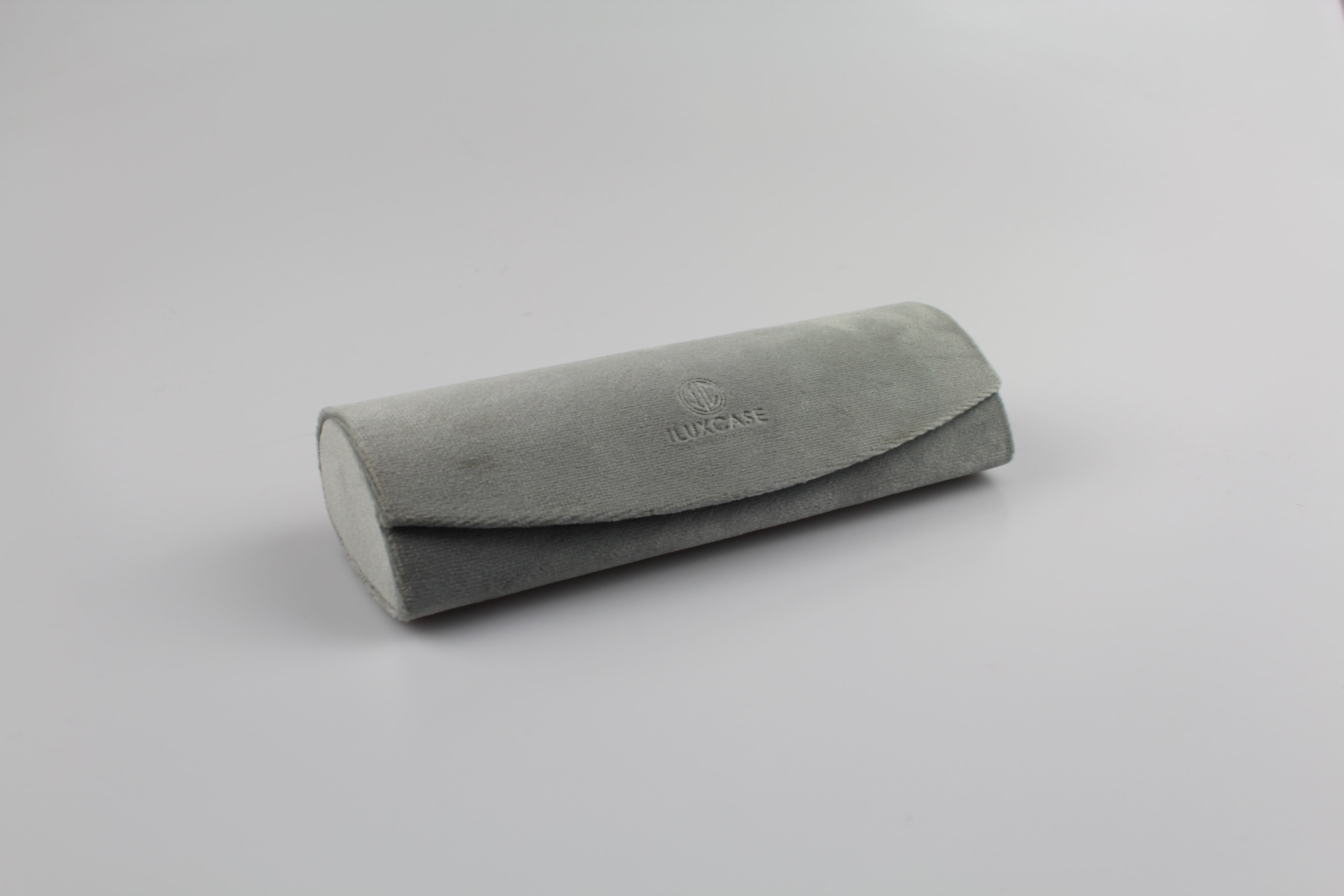 Étui à lunettes rigide en velours gris à rabat incurvé arrondi - fermoir à aimant