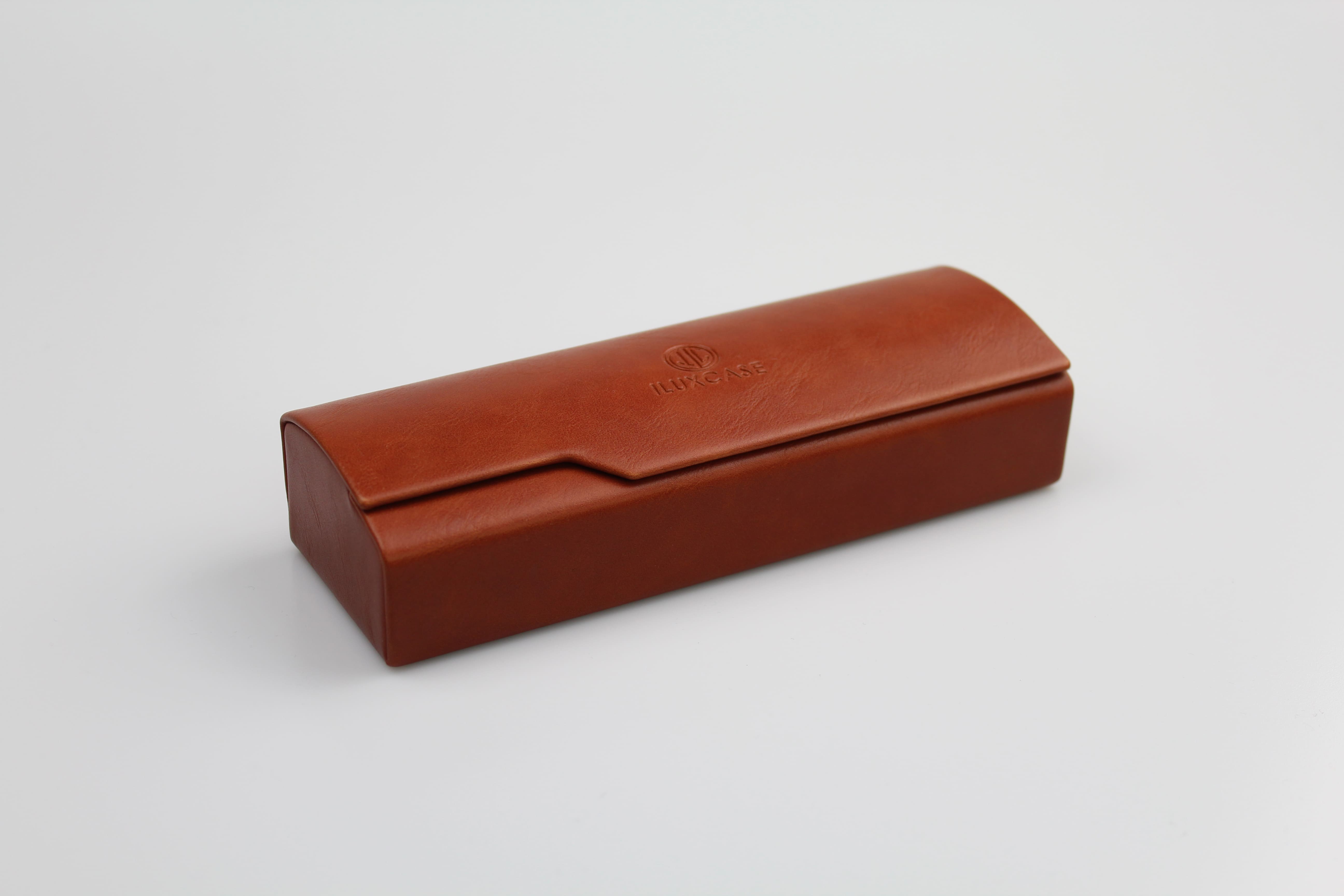 Étui à lunettes rigide en cuir ou en similicuir cognac à rabat incurvé - fermoir à aimant
