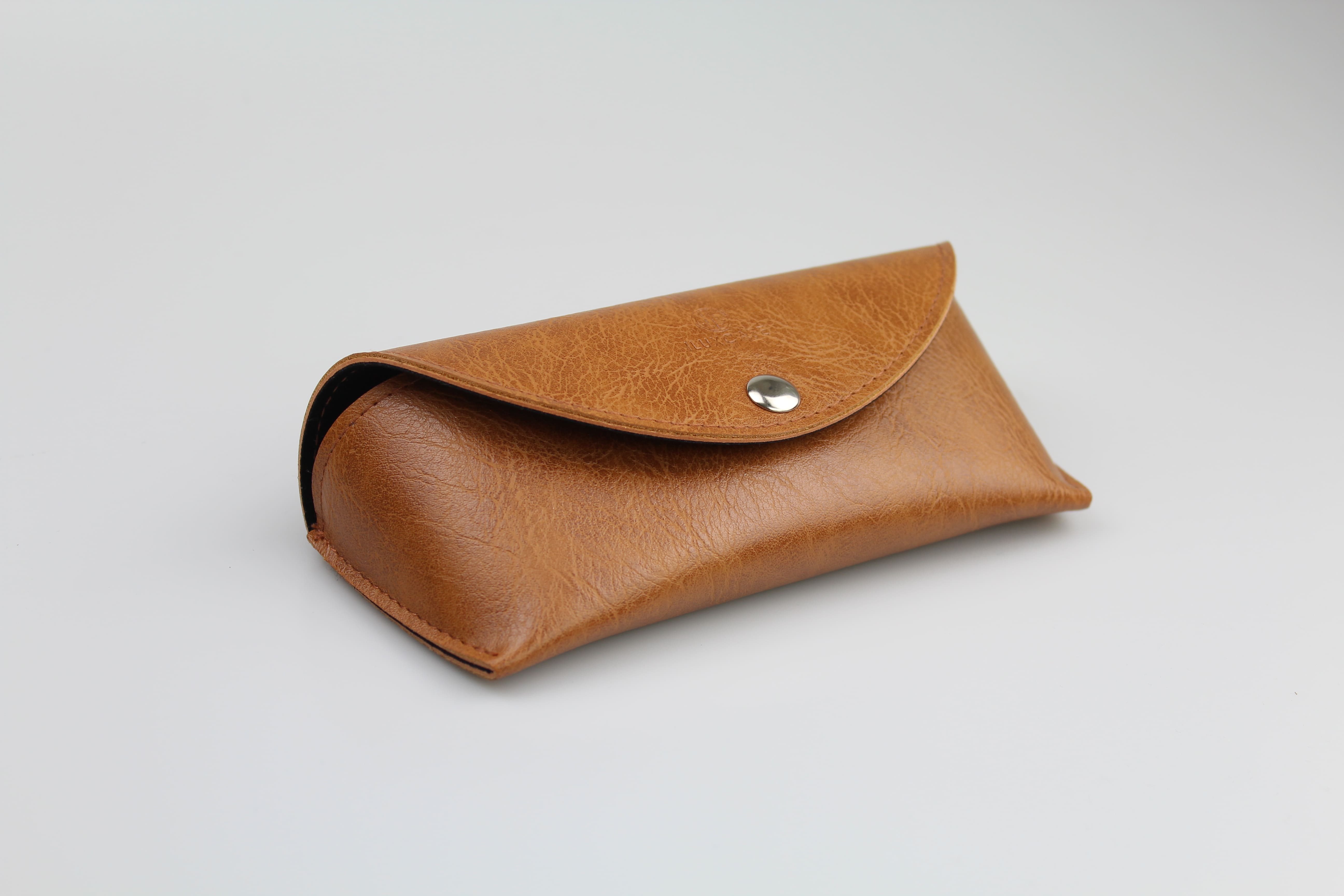 Etui à lunettes semi-rigide en cuir ou similicuir camel - fermeture avec bouton pression