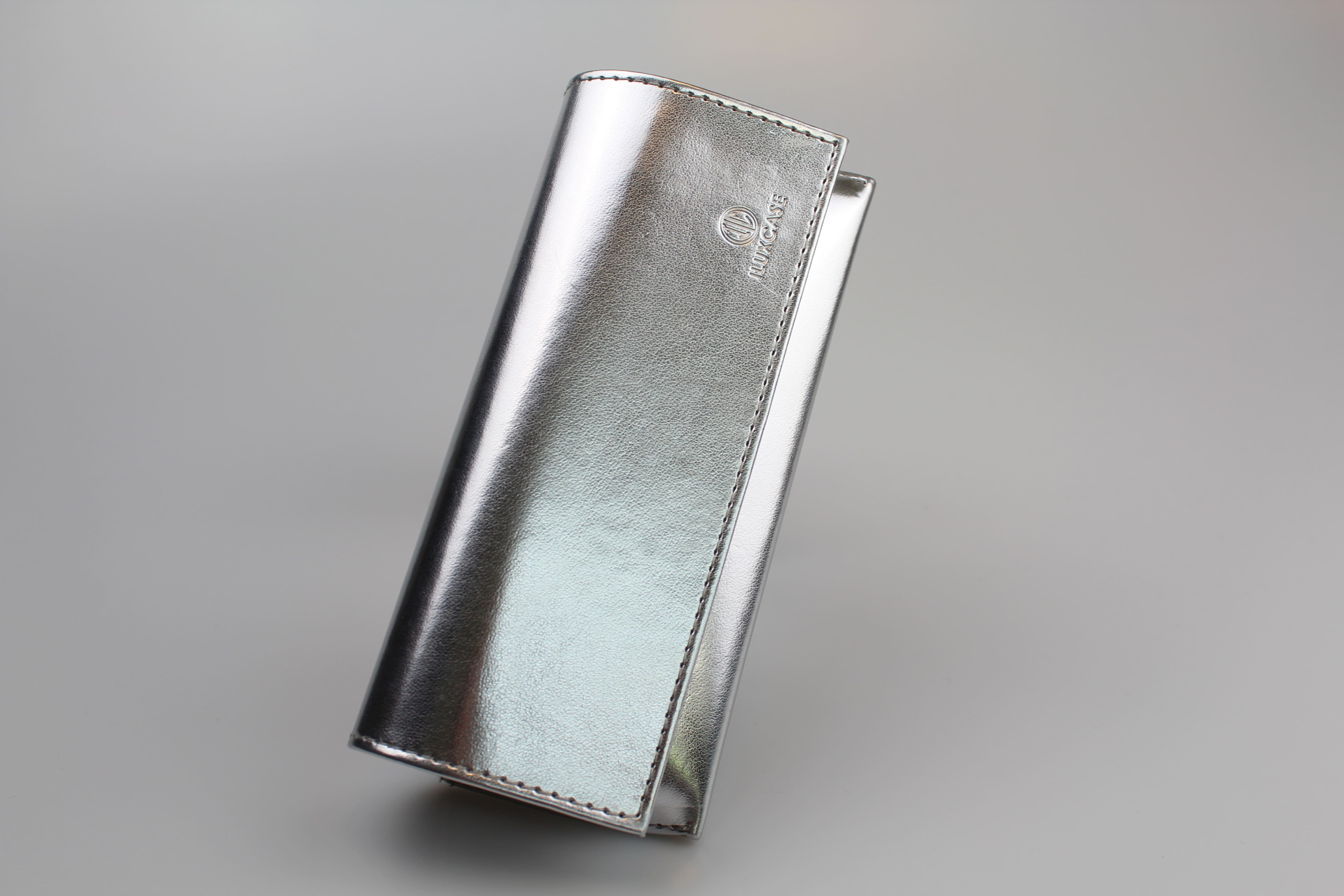 Etui à lunettes semi-rigide en cuir ou similicuir argenté - fermeture à aimant