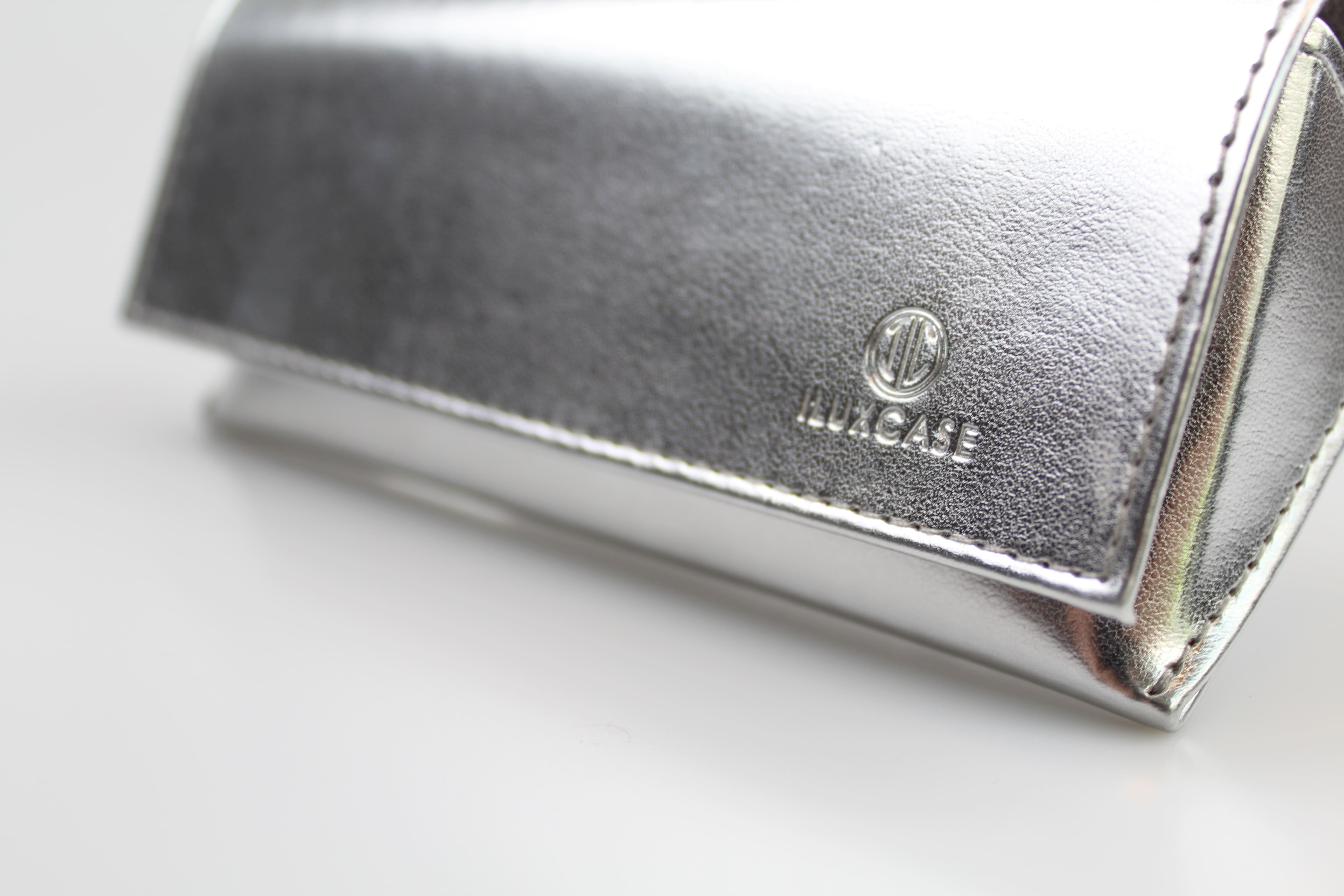 Etui à lunettes semi-rigide en cuir ou similicuir argenté - fermeture à aimant