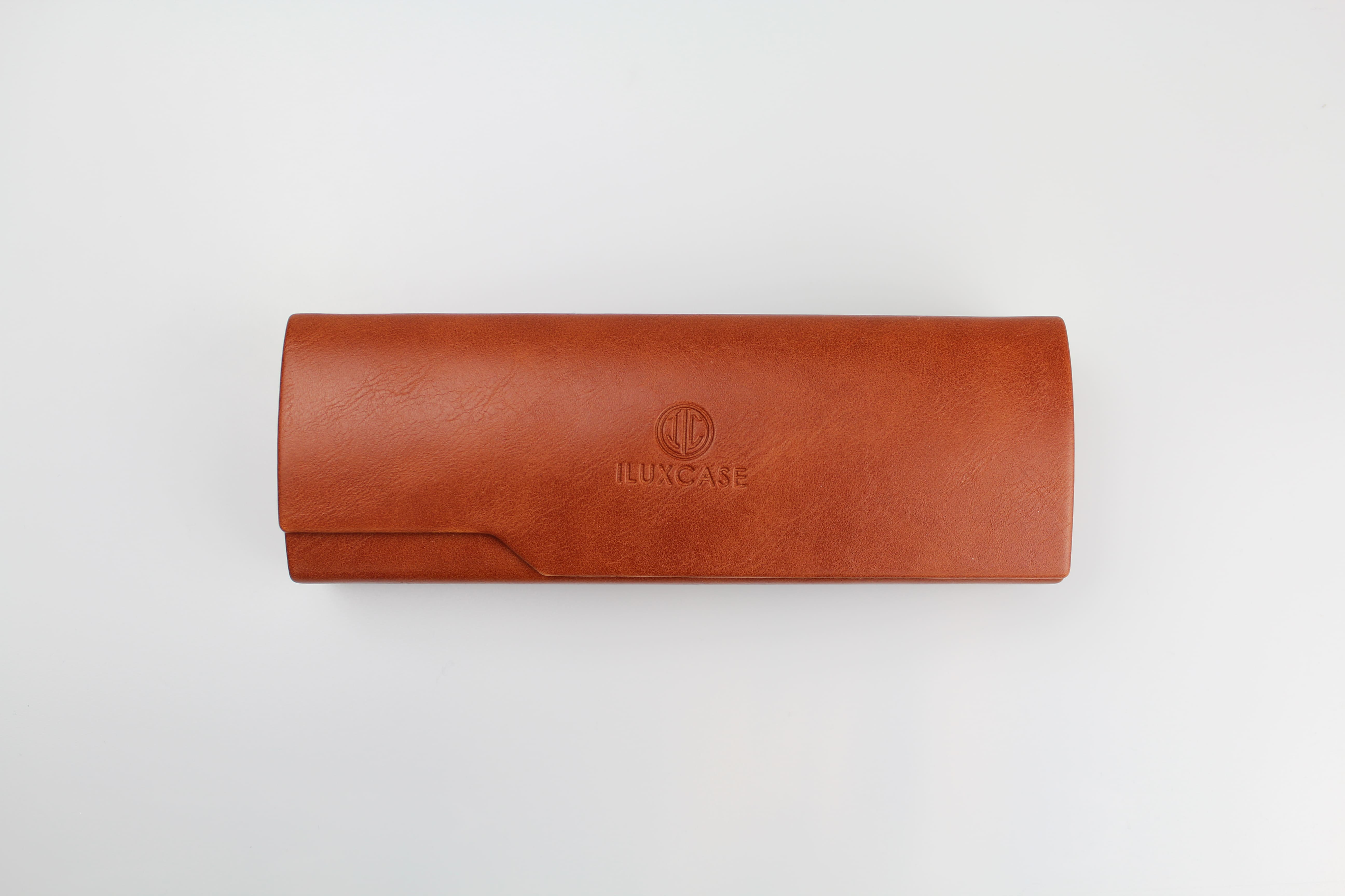 Étui à lunettes rigide en cuir ou similicuir cognac à rabat rectangulaire incurvé avec encoche - fermoir à aimant