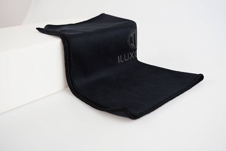 Chamoisine carrée noire avec couture en surjet