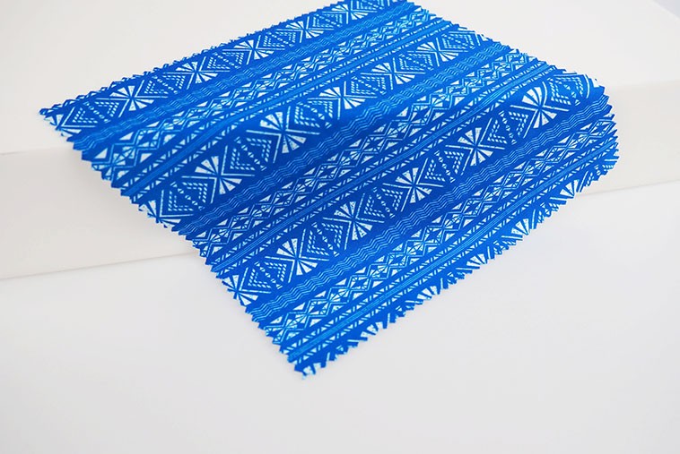 Chamoisine carrée bicolore à imprimés géométriques