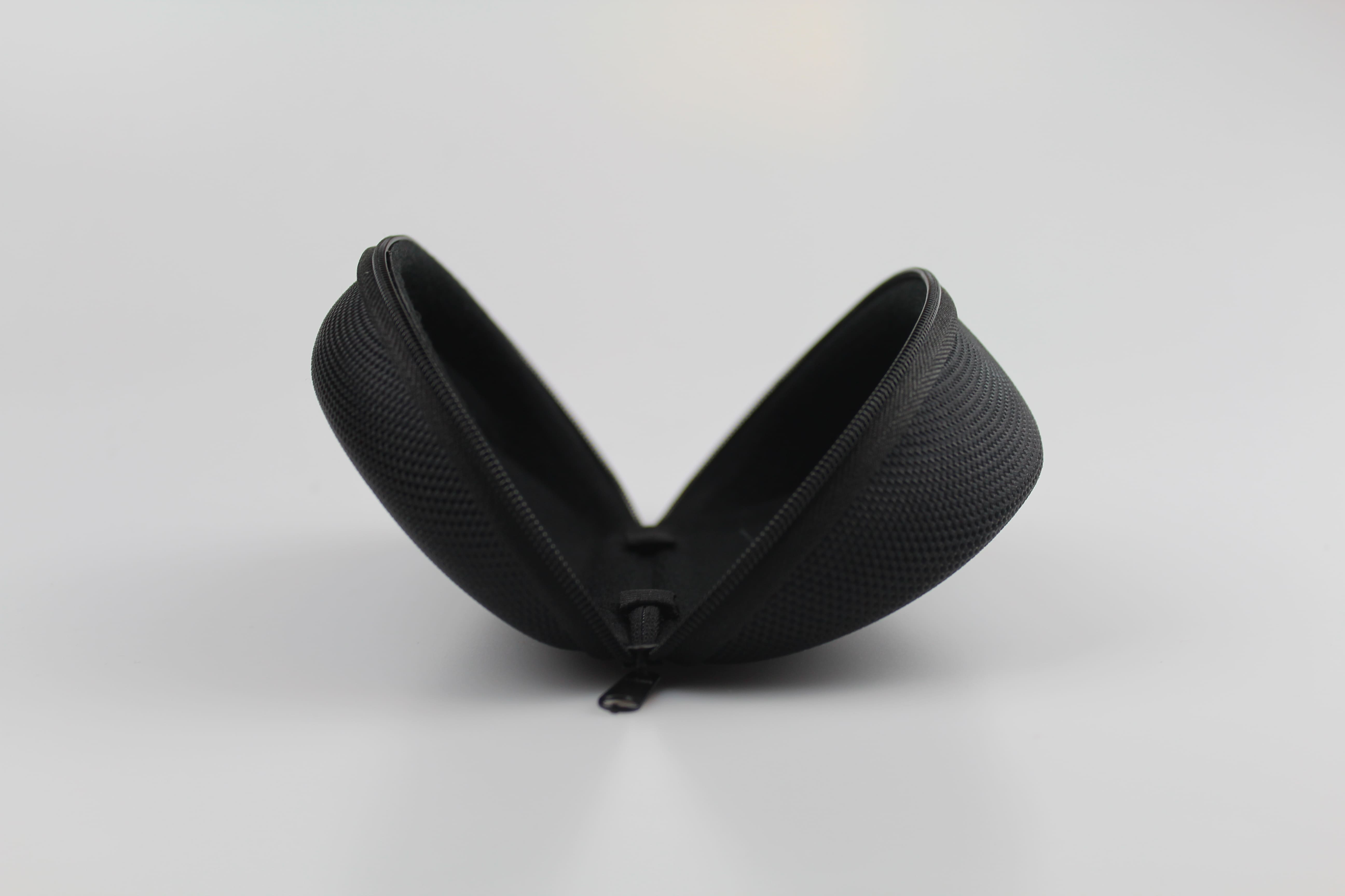 Étui à lunettes en EVA semi-rigide en polyester effet tissé de forme galbée – Image 2