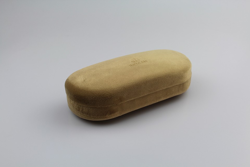 etui-a-lunettes-en-métal avec revetement velours-de-couleur-beige